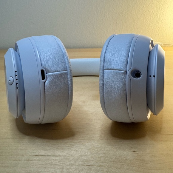 Beats Studio3 Over-Ear Bluetooth Headphones in White w/ Pure ANC - Picture 14 of 15